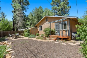 Outdoor dining - Cozy Pines Retreat: Fenced Yard, Fireplace & Dogs Stay FREE! (Flagstaff)
