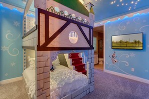 5 bedrooms, iron/ironing board, WiFi, bed sheets