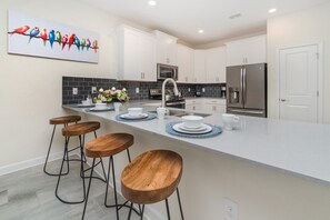 冷蔵庫、電子レンジ、オーブン、コンロ