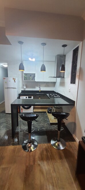 Kühlschrank, Mikrowelle, Herdplatte, Wasserkocher mit Kaffee-/Teezubehör