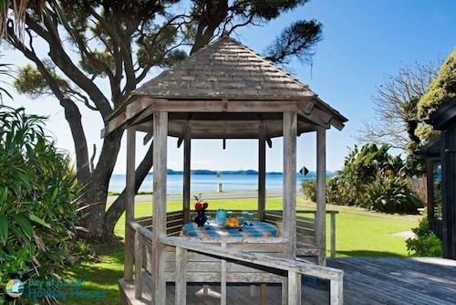 Beachside Bach - Long Beach - Absolute beachfront!  Great family holiday home.