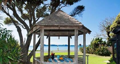 Beachside Bach - Long Beach - Absolute beachfront! Great family holiday home.