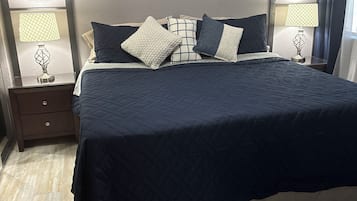 2 habitaciones, escritorio y tabla de planchar con plancha