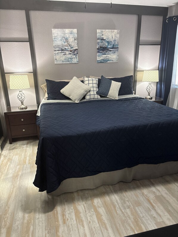 2 habitaciones, escritorio y tabla de planchar con plancha 