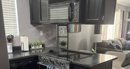 Yuma Townhouse - Centrally Located!