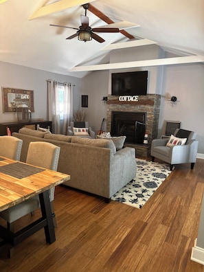 Smart TV, fireplace, books, stereo - Two separate updated secluded cottages for one price. near beach & restaurants (Union Pier)