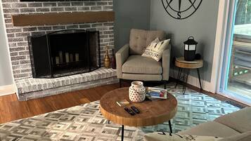 TV connectée, cheminée, livres, chaßne hi-fi