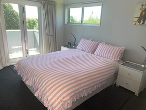 4 slaapkamers, een bureau, een strijkplank/strijkijzer, reisbedje