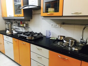 Réfrigérateur, micro-ondes, plaque de cuisson, cafetière/bouilloire