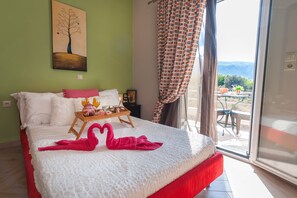 4 bedrooms, in-room safe, desk, iron/ironing board - Villa Balos with fantastic sea view (Chania)