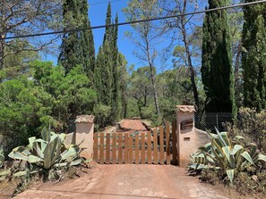 Property grounds - Rustic villa with a large swimming-pool, close to the sea (Puget-sur-Argens)