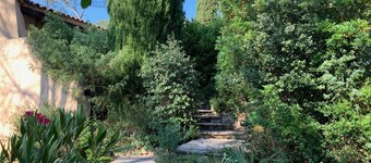 Rustic villa with a large swimming-pool, close to the sea