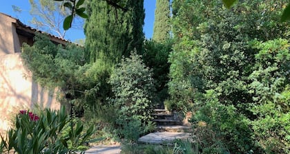 Villa avec une grande piscine dans le désert ~ PrÚs de la mer