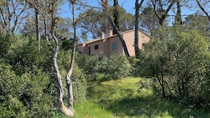 A rustic house surrounded by dense greenery and trees. - Villa with a 12.5 metre swimming-pool, not far from the sea (Puget-sur-Argens)