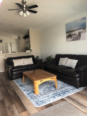 تلفزيون ذكي، ألعاب فيديو، مشغل دي في دي، كرة قدم الطاولة