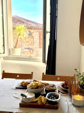 Dining - Stunning, Upmarket and Newly furnished Apartment nearby all Major Attractions (Antibes)