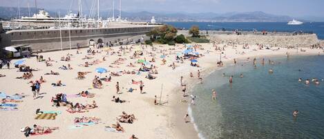 بالقرب من الشاطئ، كراسي للتشمس، مناشف للشاطئ