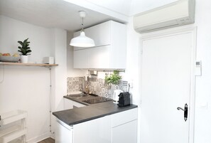 Frigorífico, microondas, horno y placa de cocina