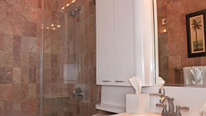Douche, sèche-cheveux, serviettes fournies