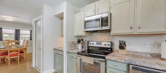 Hot Tub & Game Room: Spacious Live Oak Home!