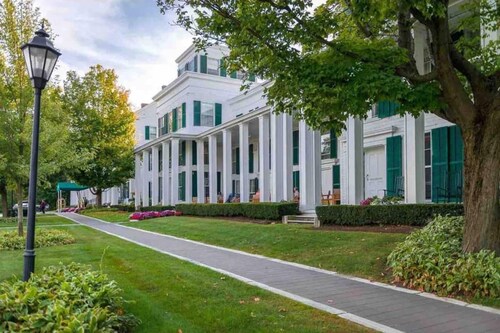 This cottage is a 1 bedroom(s), 1.5 bathrooms, located in Manchester, VT.