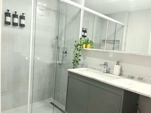 Ensemble douche/baignoire, sĂšche-cheveux, serviettes fournies, savon
