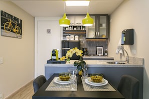 Una cocina moderna con zona de comedor.
