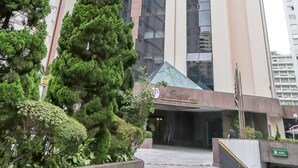 Un edificio alto con fachada de vidrio moderna y un letrero que dice 'Le Premier'.