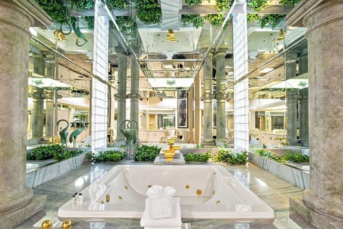 "Delgado Estate" massiivinen 16 makuuhuoneen koti, valtava allas, yksityinen ja eristäytynyt, vuodepaikkoja 32 