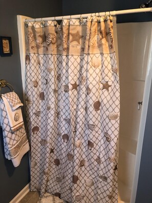 Shower, hair dryer, towels, soap - Ada's Camp Historic Bath, NC Cottage- Pet friendly (Bath)