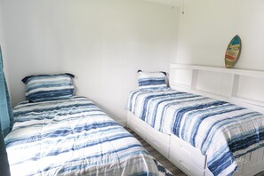 4 bedrooms, iron/ironing board, travel crib, free WiFi - SEAbastian Inn. Your perfect get away!! (Sebastian)