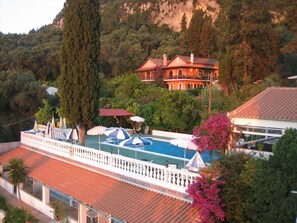 Outdoor pool, pool umbrellas, sun loungers - Romantic sea view Studio for two (Corfu)