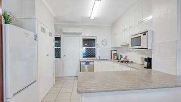 冷蔵庫、電子レンジ、コンロ、コーヒー / ティーメーカー