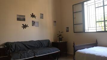 2 slaapkamers, een bureau, internet, beddengoed