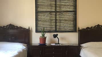 2 bedrooms, desk, Internet, bed sheets