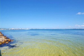 Una spiaggia nelle vicinanze