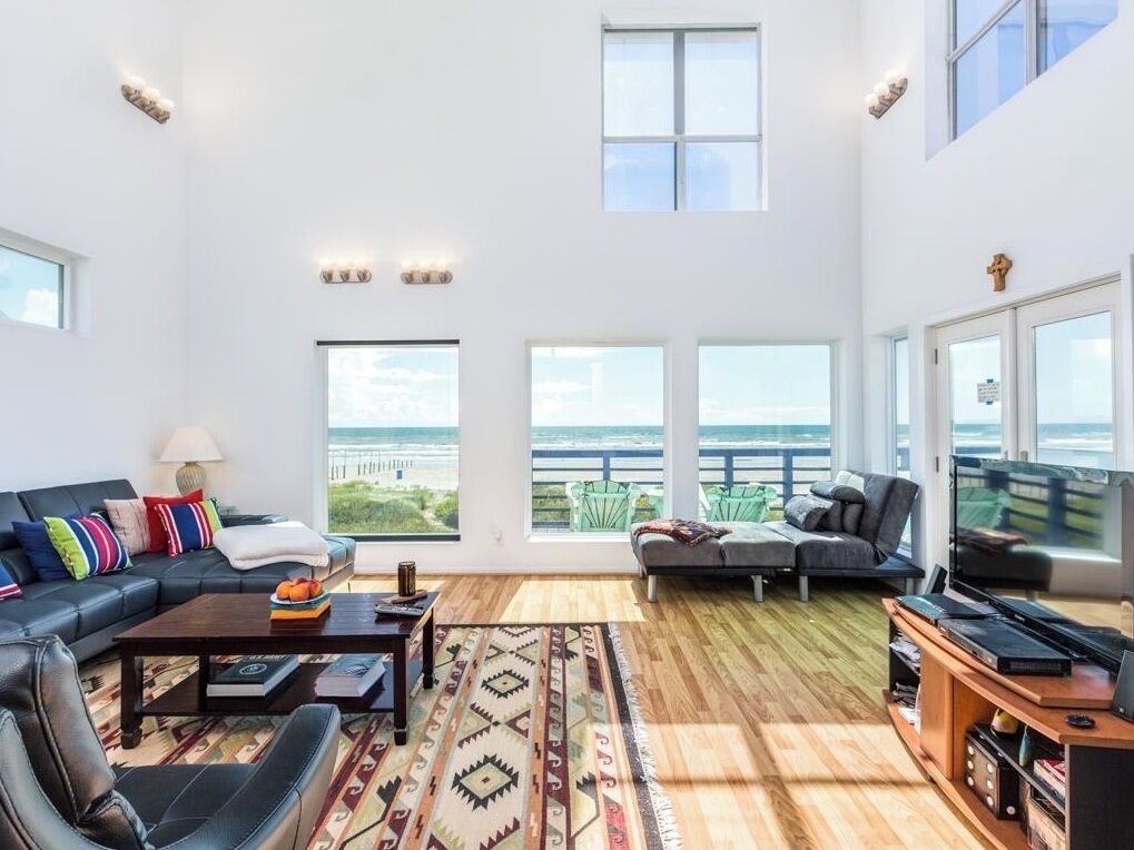 TV connectée, cheminée, lecteur de DVD, livres