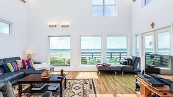 Smart-TV, peis, DVD-spiller og bøker