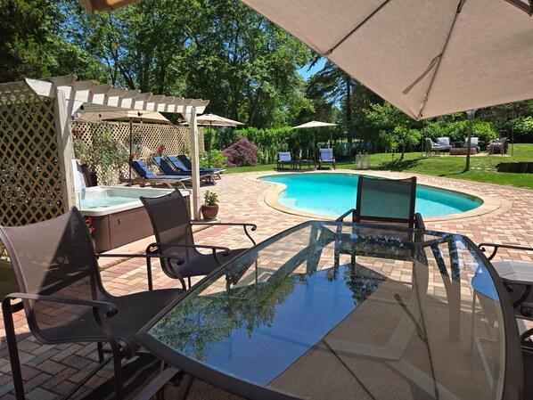 Utomhuspool och uppvärmd pool