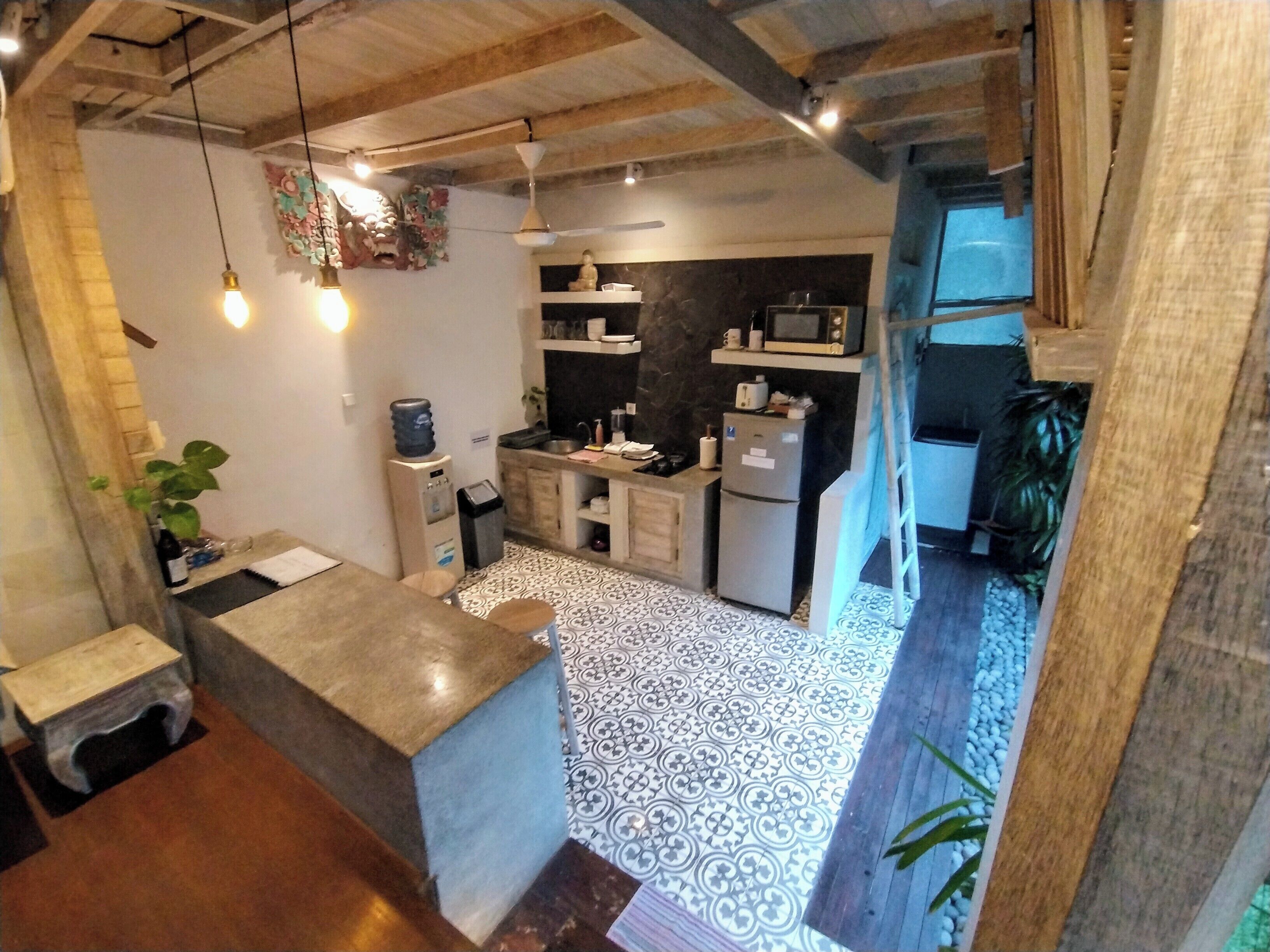 Réfrigérateur, micro-ondes, plaque de cuisson, grille-pain