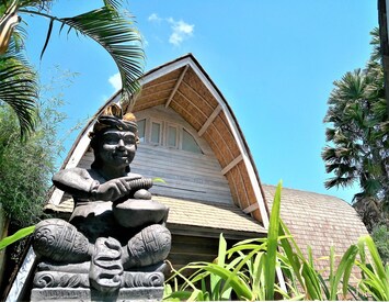 Balinese " lumbung " old style wooden structure villa
