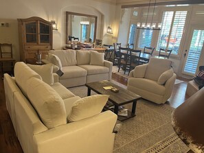 智能電視、壁爐、Netflix、Hulu