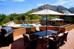 Outdoor dining - One acre hill top home with 360 degree city & mountain views & Jacuzzi (Tucson)