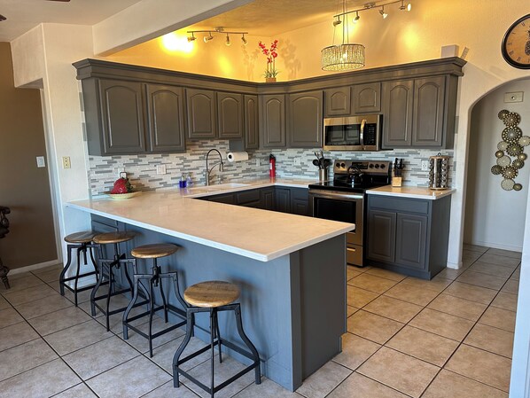 Fridge, microwave, oven, stovetop - One acre hill top home with 360 degree city & mountain views & Jacuzzi (Tucson)