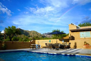 Outdoor pool - One acre hill top home with 360 degree city & mountain views & Jacuzzi (Tucson)