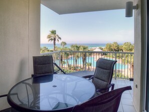 Outdoor dining - Gulf Front**Free Beach Service & Wi-Fi**  (Miramar Beach)