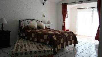 5 bedrooms, desk, iron/ironing board, travel crib