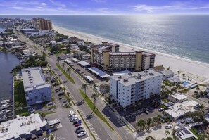 Ein Hotel an der Küste mit mehreren Gebäuden, einem Parkplatz und Blick auf den Strand.