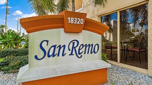 Una señal con 'San Remo' y el número '18320' que indica la ubicación de un hotel o propiedad.