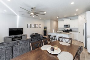 Interior - Private Hot Tub & Arcade - 4BR on the 18th Hole (St. George)
